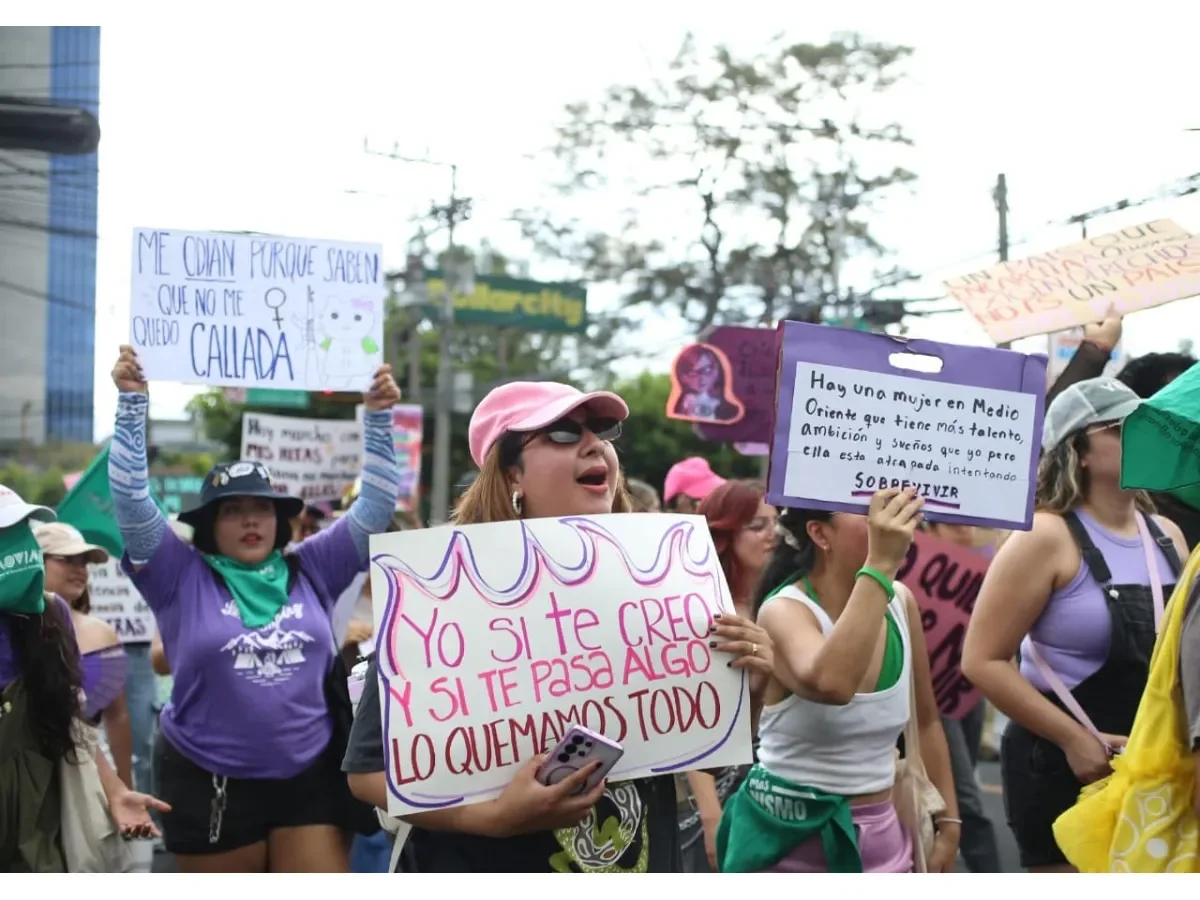 Mujeres salvadoreñas conmemoran el 8M con marcha y denuncian vulneración de derechos