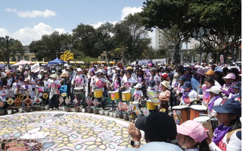 Colectivos femeninos conmemoran el Día Internacional de la Mujer con marcha en Ciudad de Guatemala