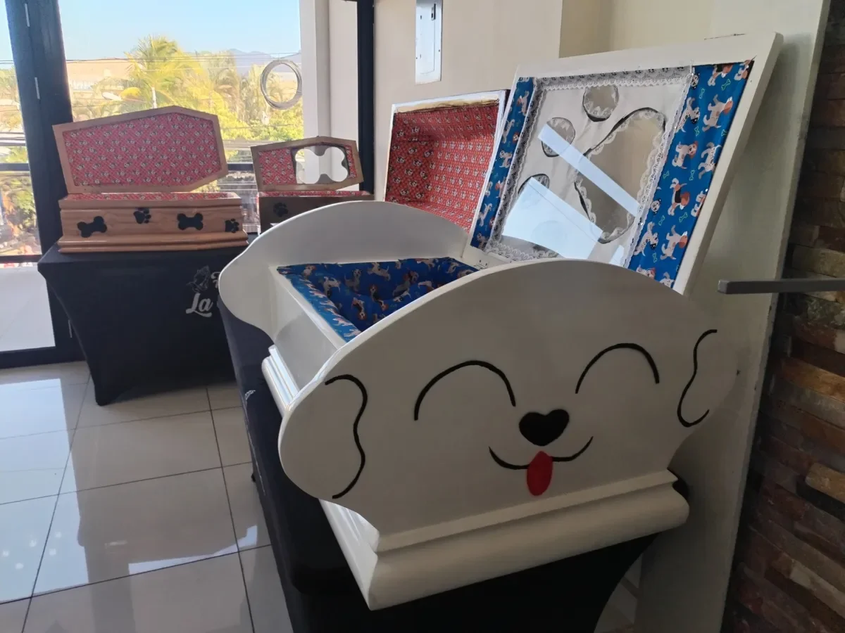 Funeraria en Ahuachapán ofrece ataúdes personalizados para despedir a perros con dignidad
