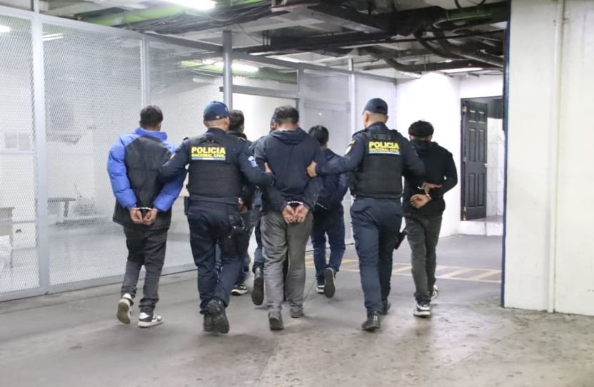 Detienen a cinco integrantes de “Los Quichelenses” por saqueo en zona 1 de la ciudad capital