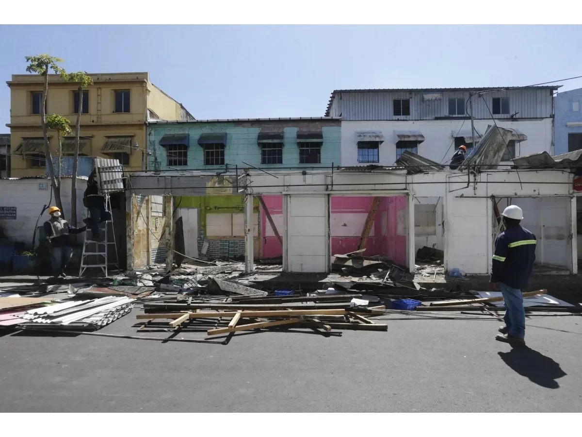 Desalojos en la Plaza 14 de Julio: Avanza el Plan de Reordenamiento del Centro de San Salvador