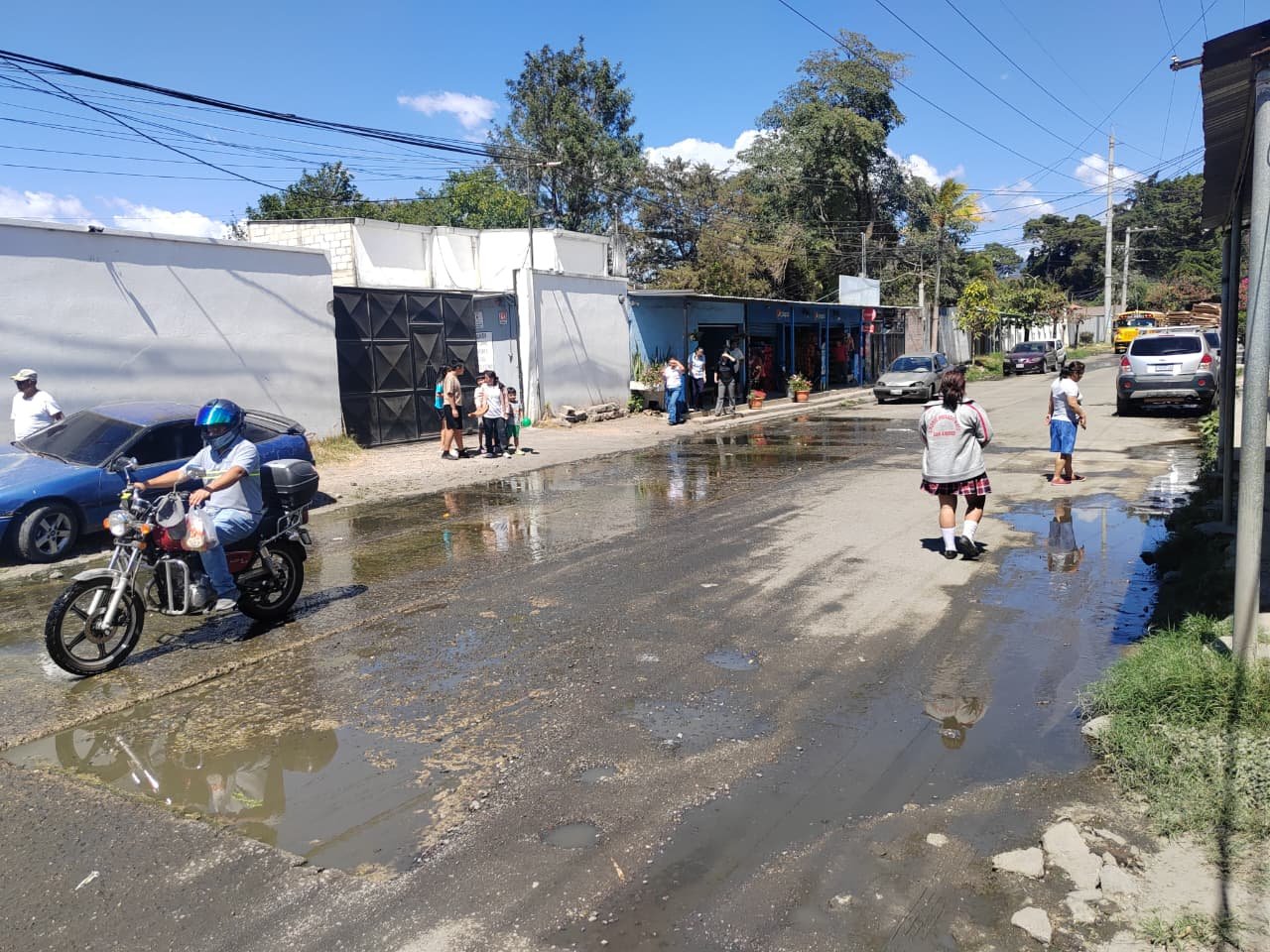 Aguas negras inundan calles en San Miguel Petapa y vecinos denuncian falta de respuesta oficial