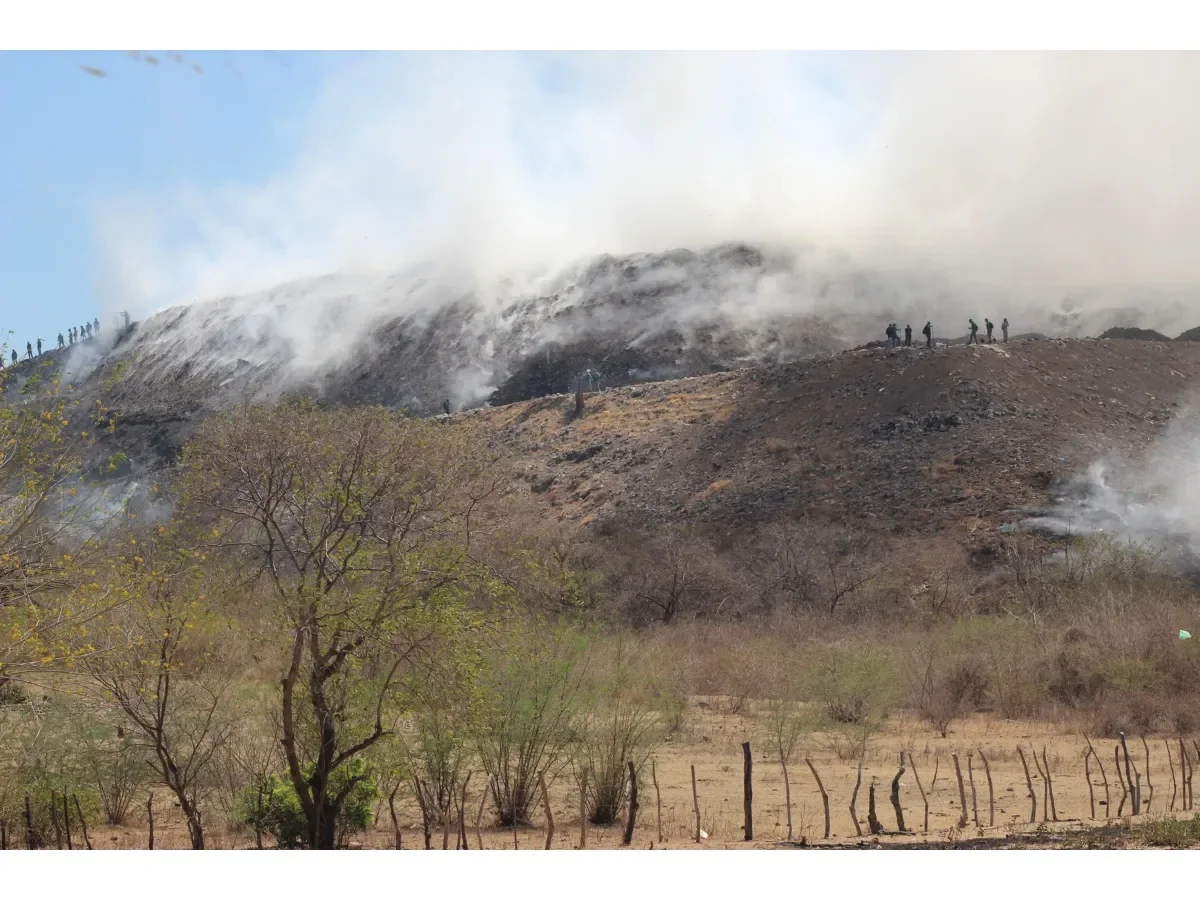Incendio destruye por completo relleno sanitario en San Miguel y genera preocupación en comunidades aledañas
