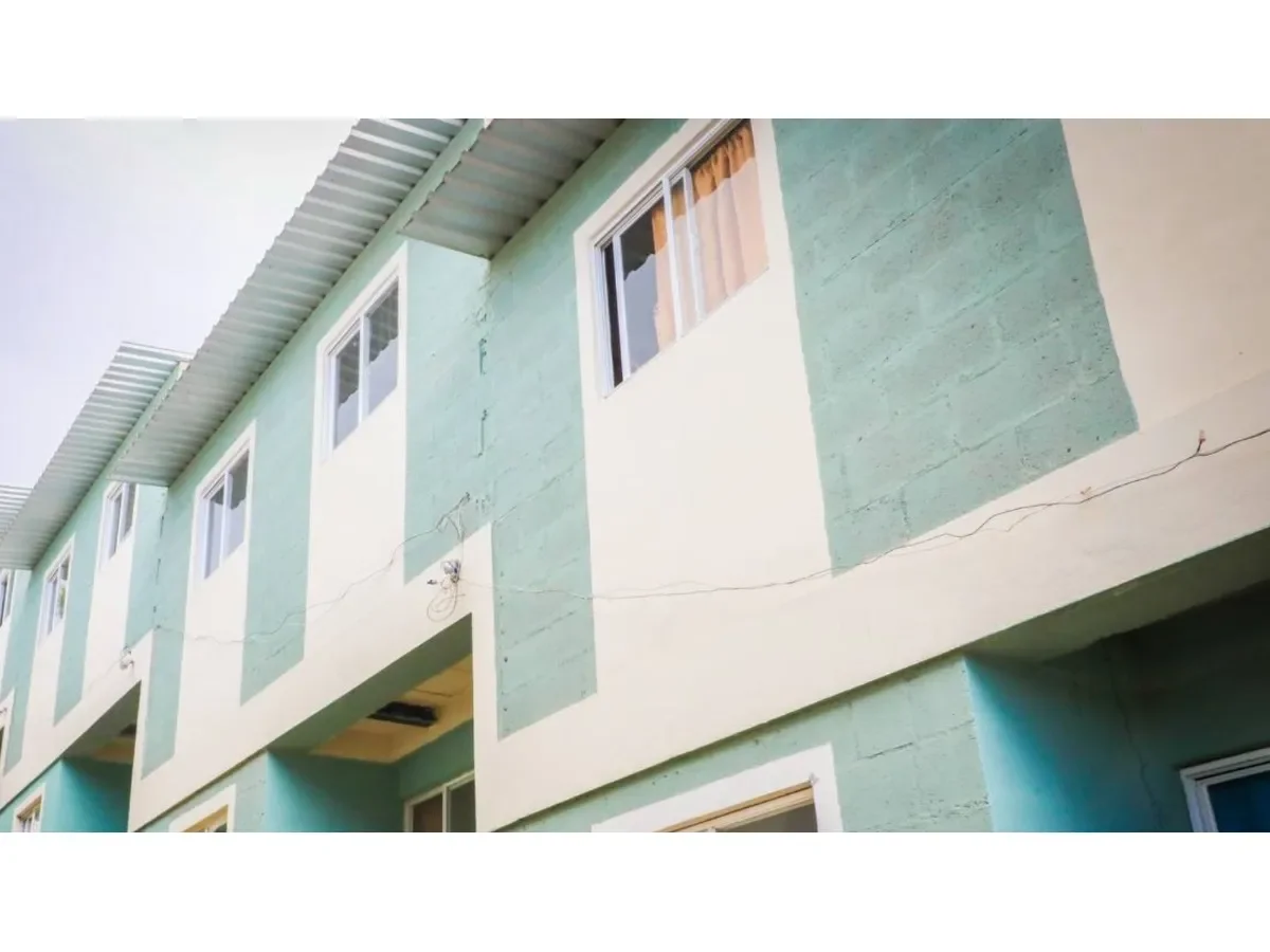 Mujer enfrenta proceso legal por presunta apropiación de $50,000 destinados a compra de vivienda en Santa Ana