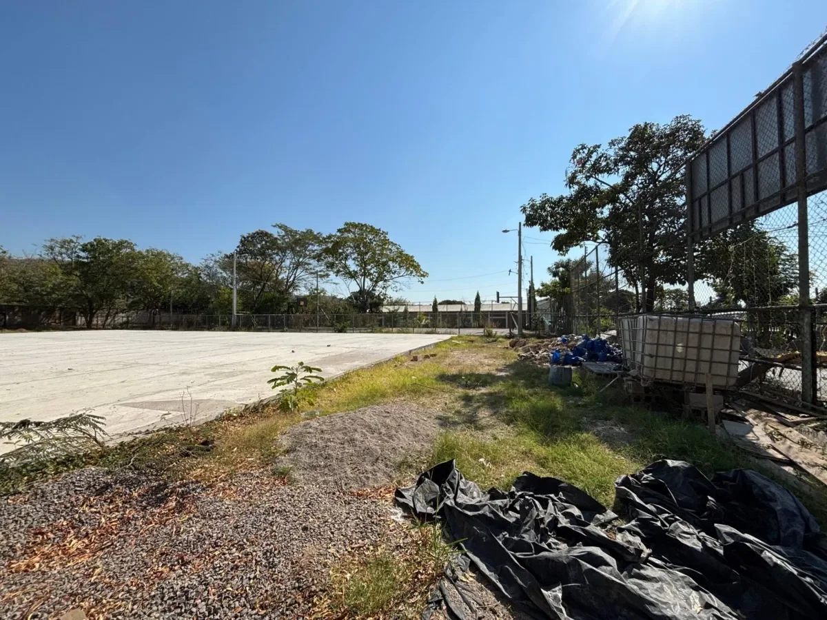 Parálisis en construcción de cancha en San Vicente Sur genera incertidumbre en comunidad