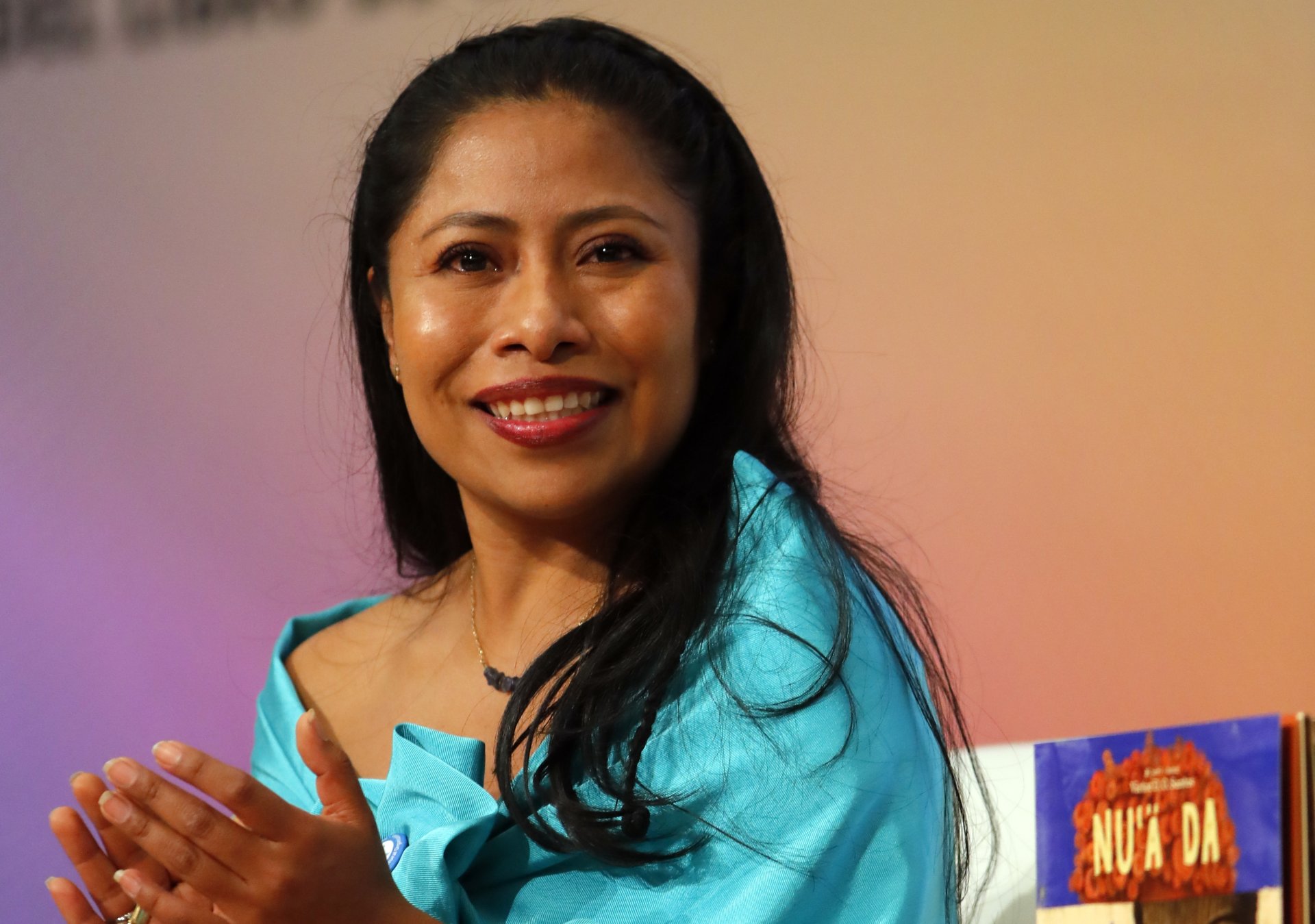 Yalitza Aparicio destaca la resiliencia de las abuelas de Sepur Zarco en documental sobre memoria histórica