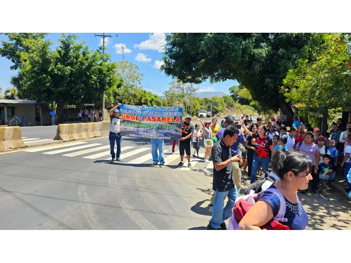Habitantes de Cantón Las Aradas en Santa Ana exigen construcción urgente de pasarela peatonal sobre la Panamericana