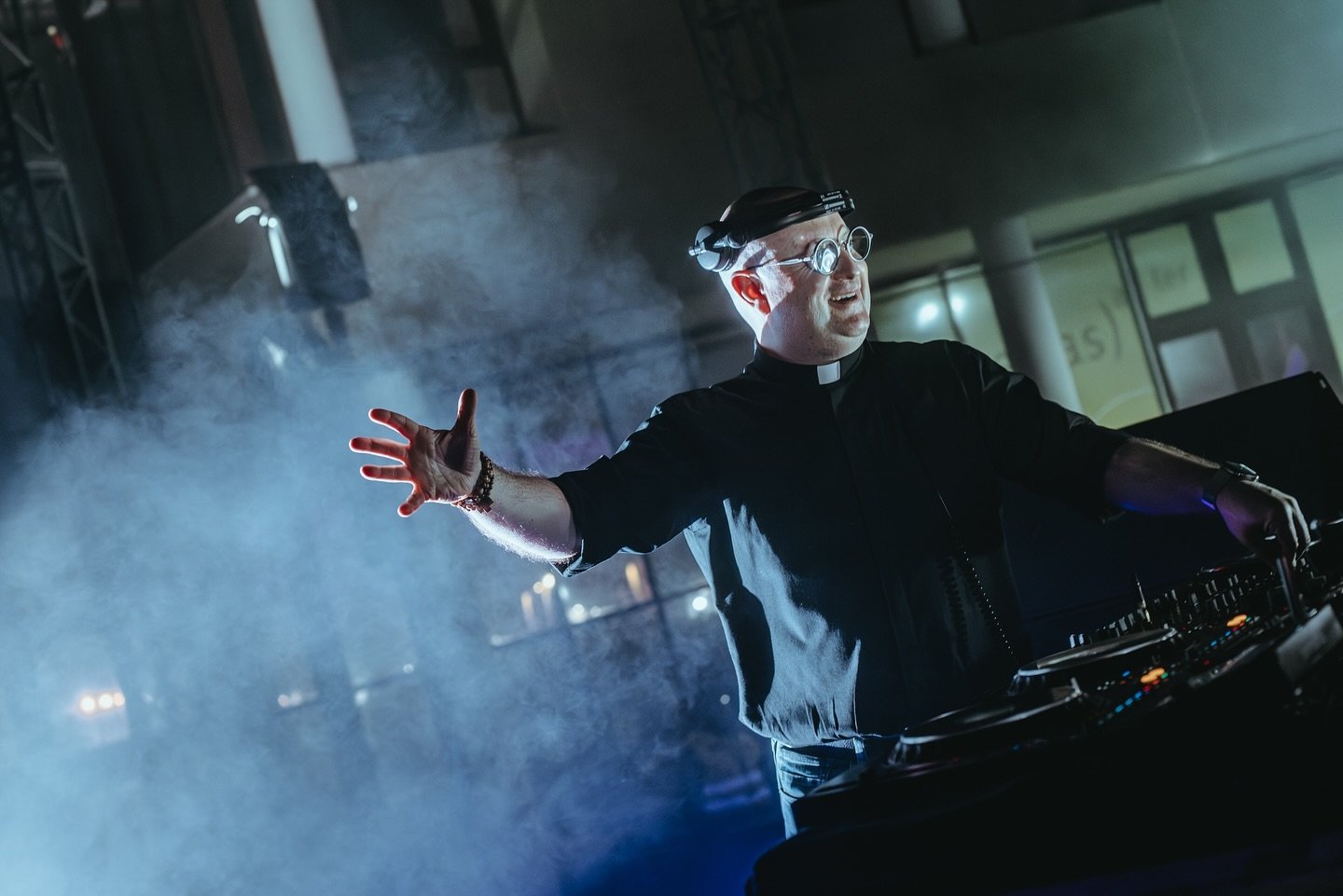 Padre Guilherme llega a Guatemala con mensaje de fe y música electrónica en misa y concierto