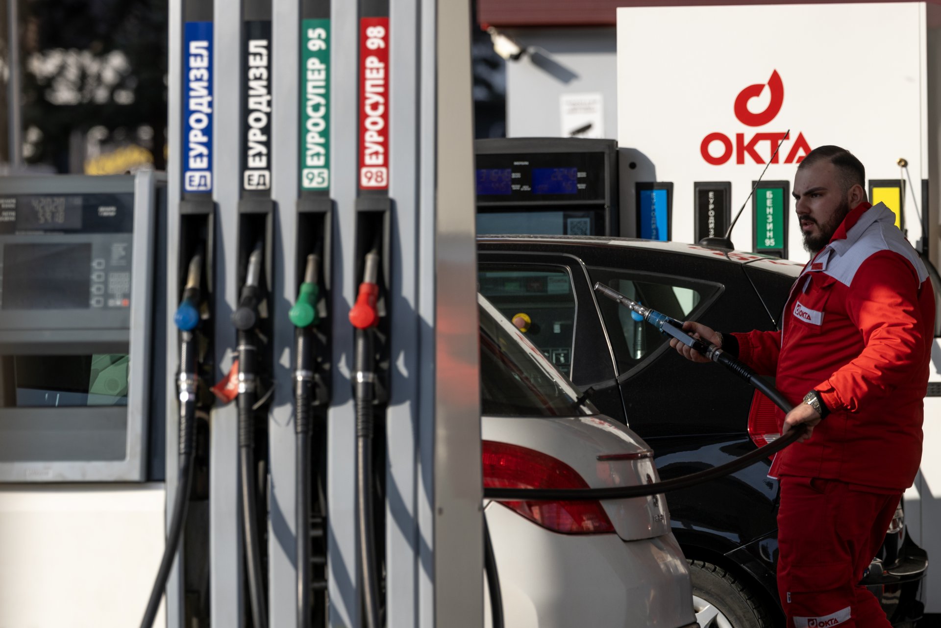 Donald Trump evalúa nuevas medidas para controlar el aumento en los precios de la gasolina