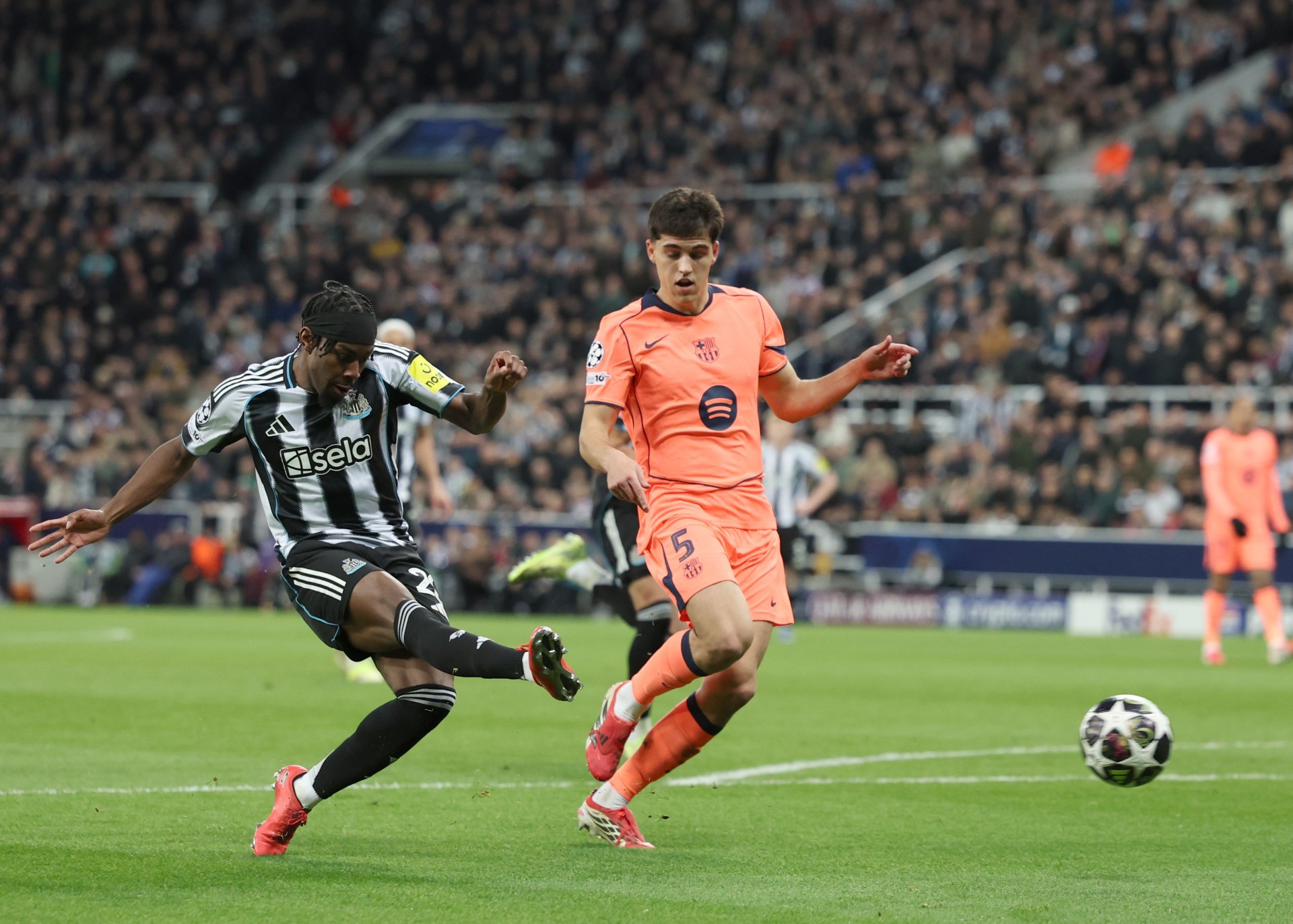 Barcelona asegura un valioso empate 1-1 en Newcastle en la ida de octavos de Champions League