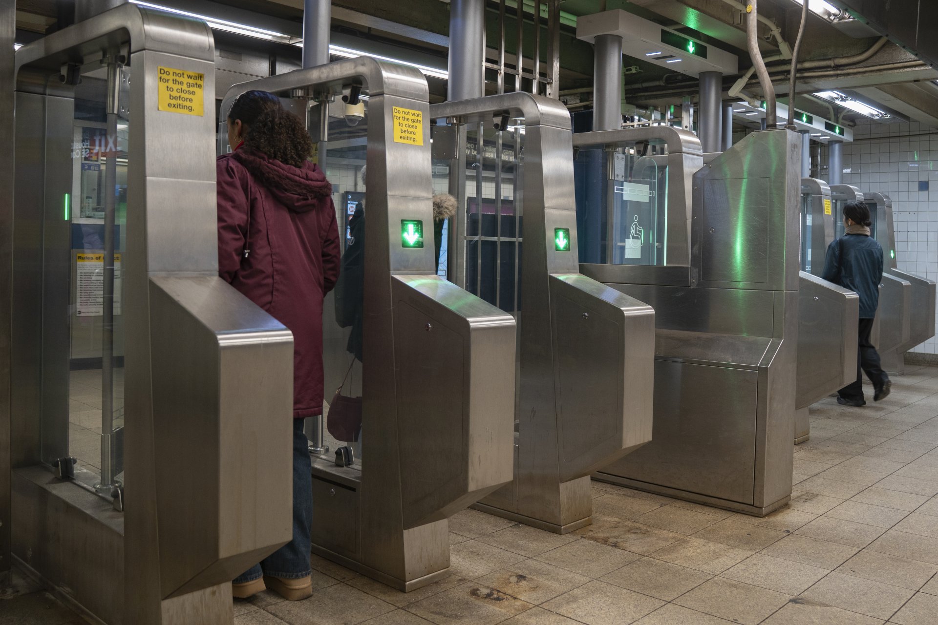 Investigación en curso por agresión en estación del metro de Nueva York donde dos personas fueron empujadas a las vías