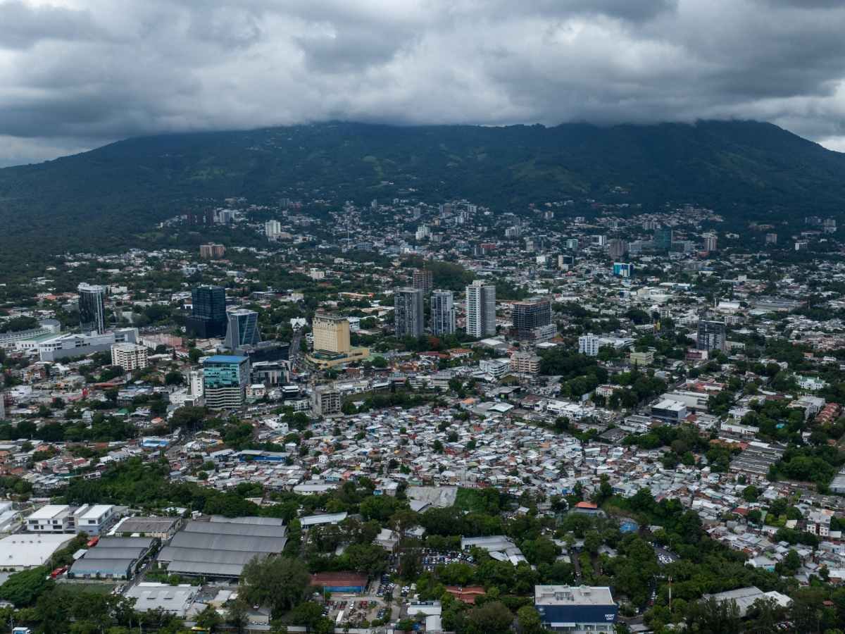Ambiente cálido y lluvias puntuales marcarán el clima en El Salvador esta semana