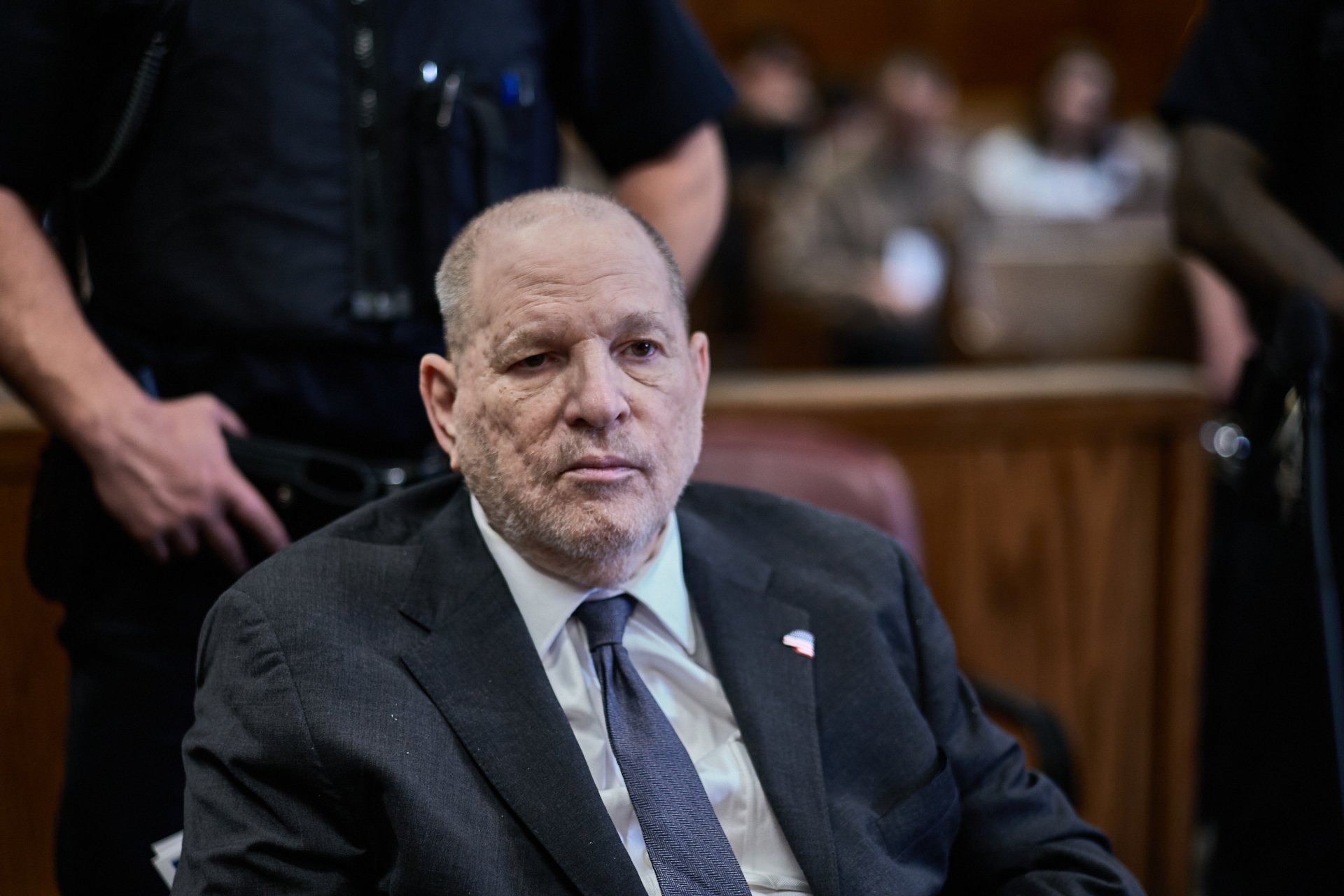 Harvey Weinstein reafirma su inocencia y describe condiciones en Rikers Island antes de nuevo juicio