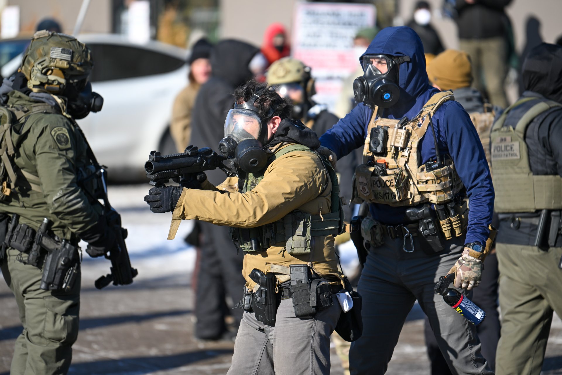 Uso controvertido de armamento menos letal por agentes del ICE en Estados Unidos