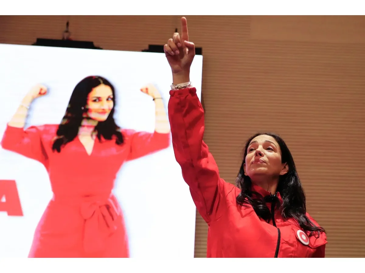 Abogada colombiana inscribe candidatura presidencial con traje de \'La casa de papel\' para representar a los ciudadanos anónimos