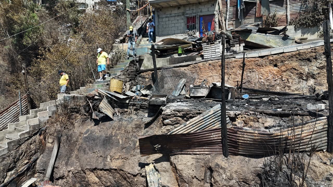 Incendio en colonia El Amparo II, zona 7, deja 400 damnificados y 43 viviendas destruidas