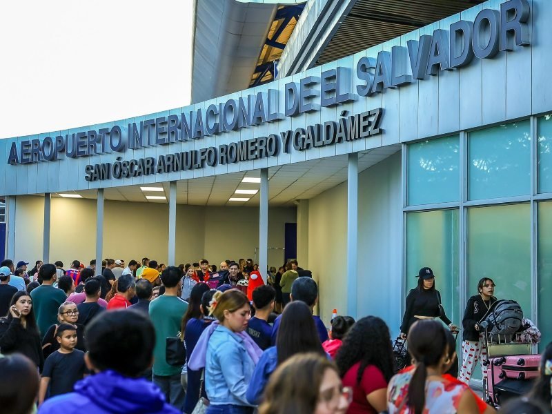 Proponen requisitos para extranjeros con residencia en El Salvador: mínimo 3 meses al año en el país