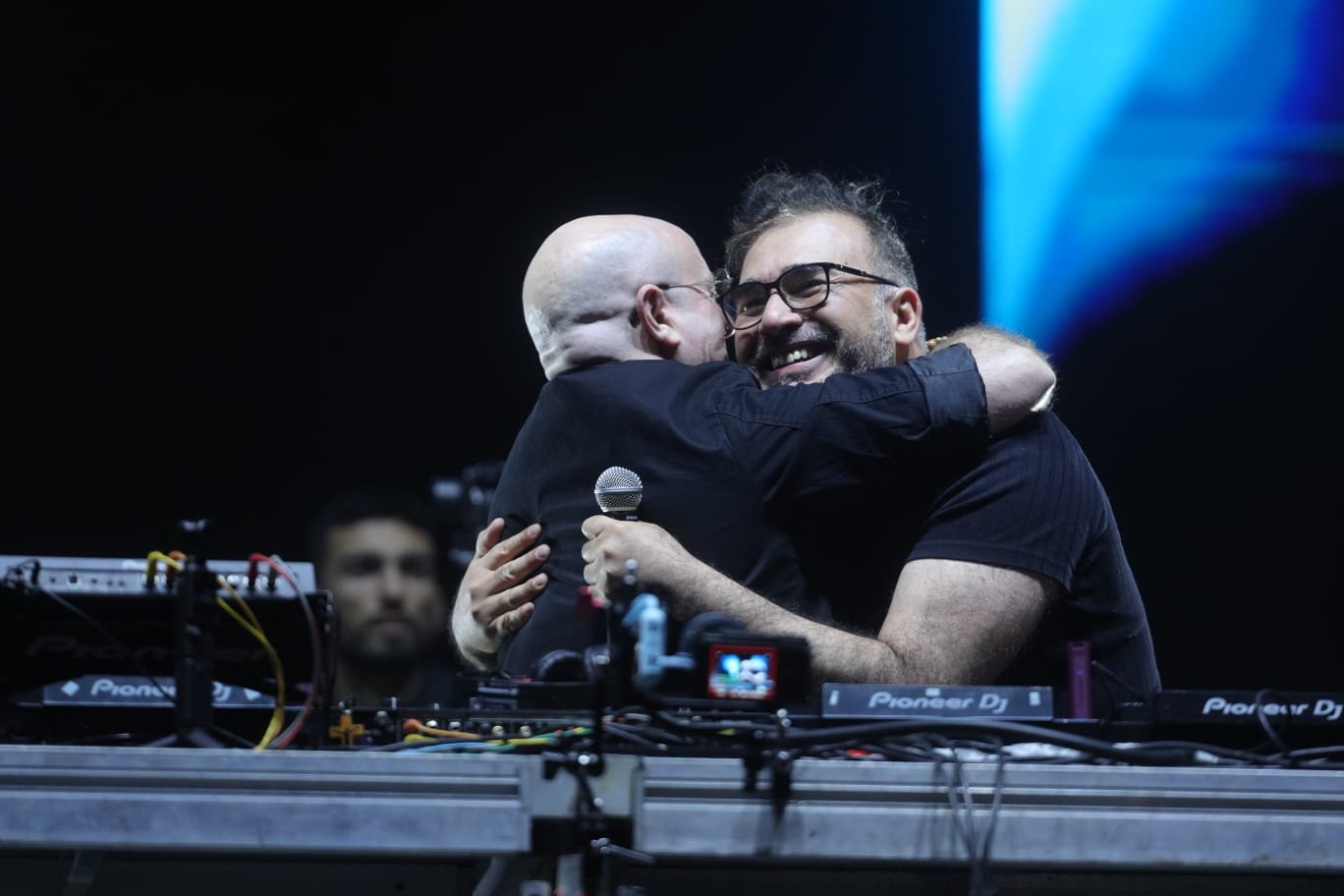 Francisco Páez y Padre Guilherme unen talentos en concierto inolvidable en Explanada 5 Guatemala