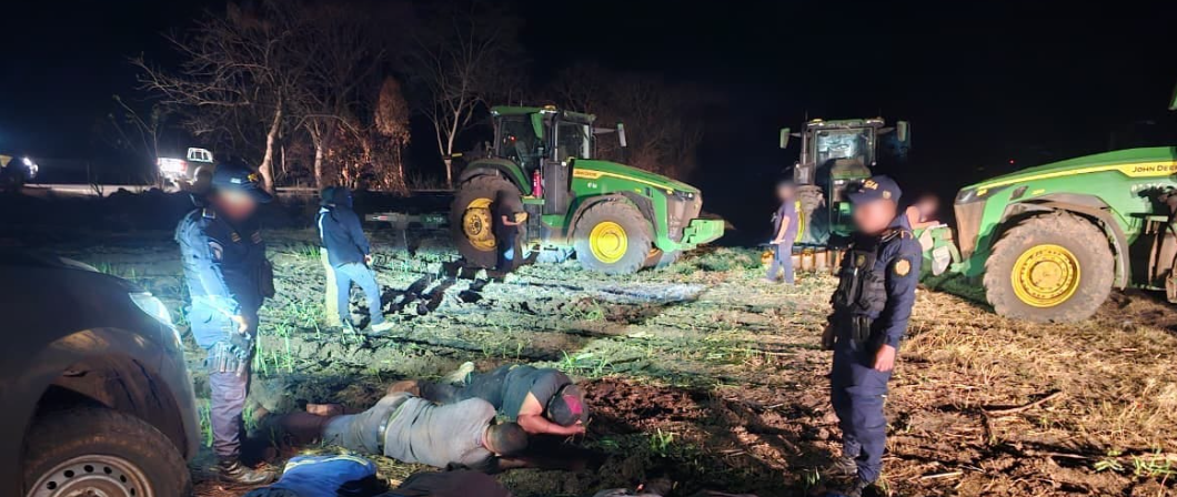 Capturan a ocho hombres señalados de robar combustible en finca de Retalhuleu