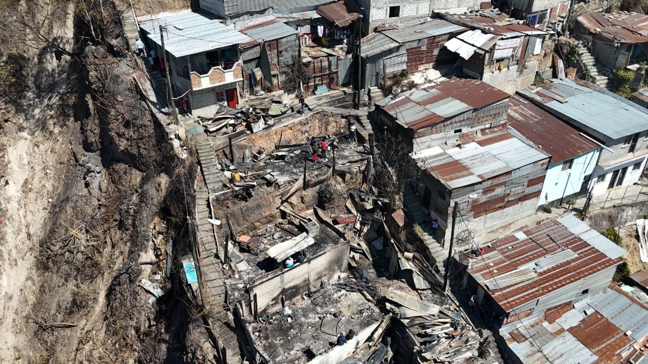 Incendio en Los Eucaliptos deja sin hogar a 43 familias en zona 7 de Guatemala