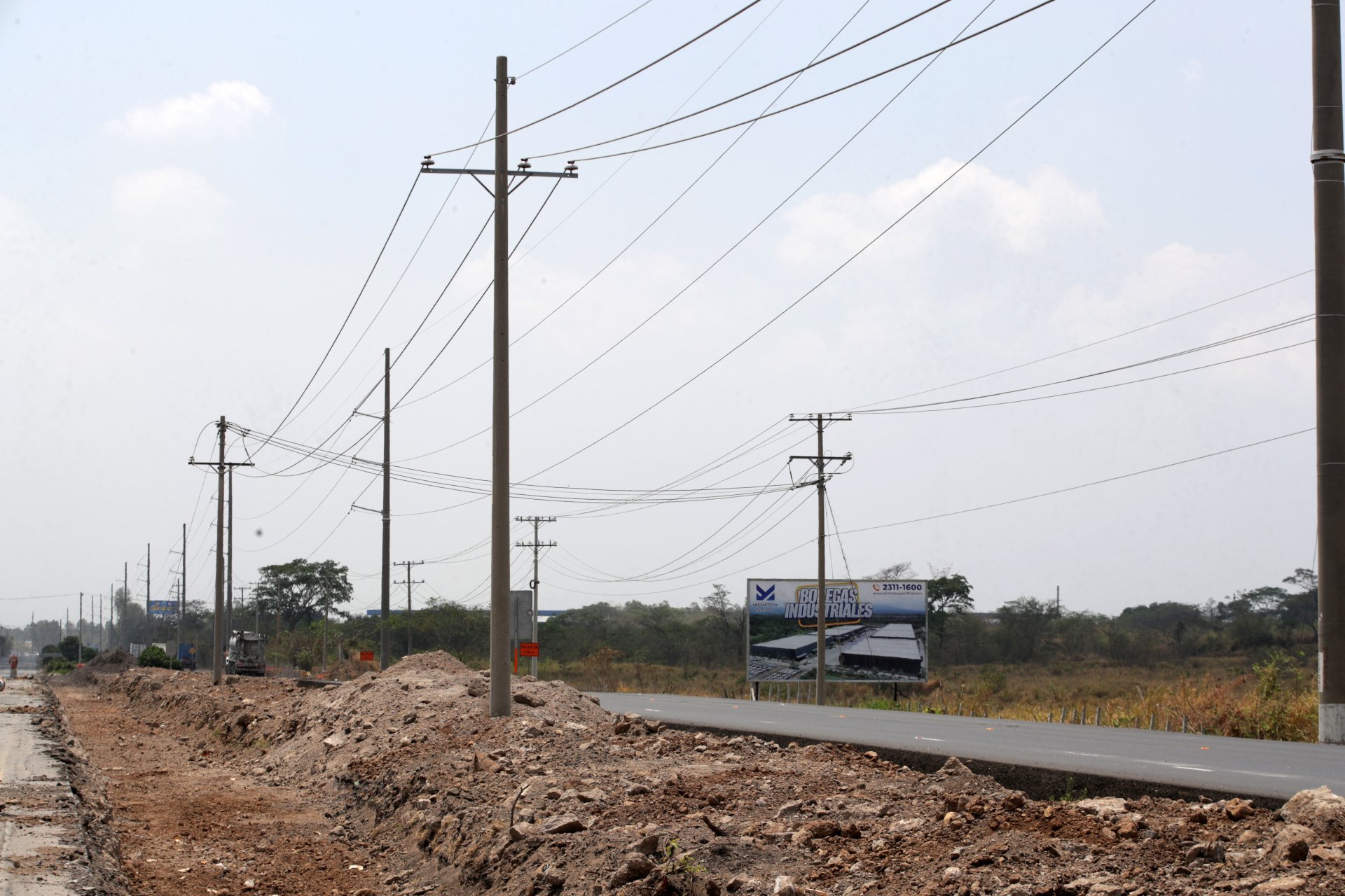 Retiro de 480 postes eléctricos, clave para avanzar en reconstrucción de autopista Escuintla-Puerto Quetzal