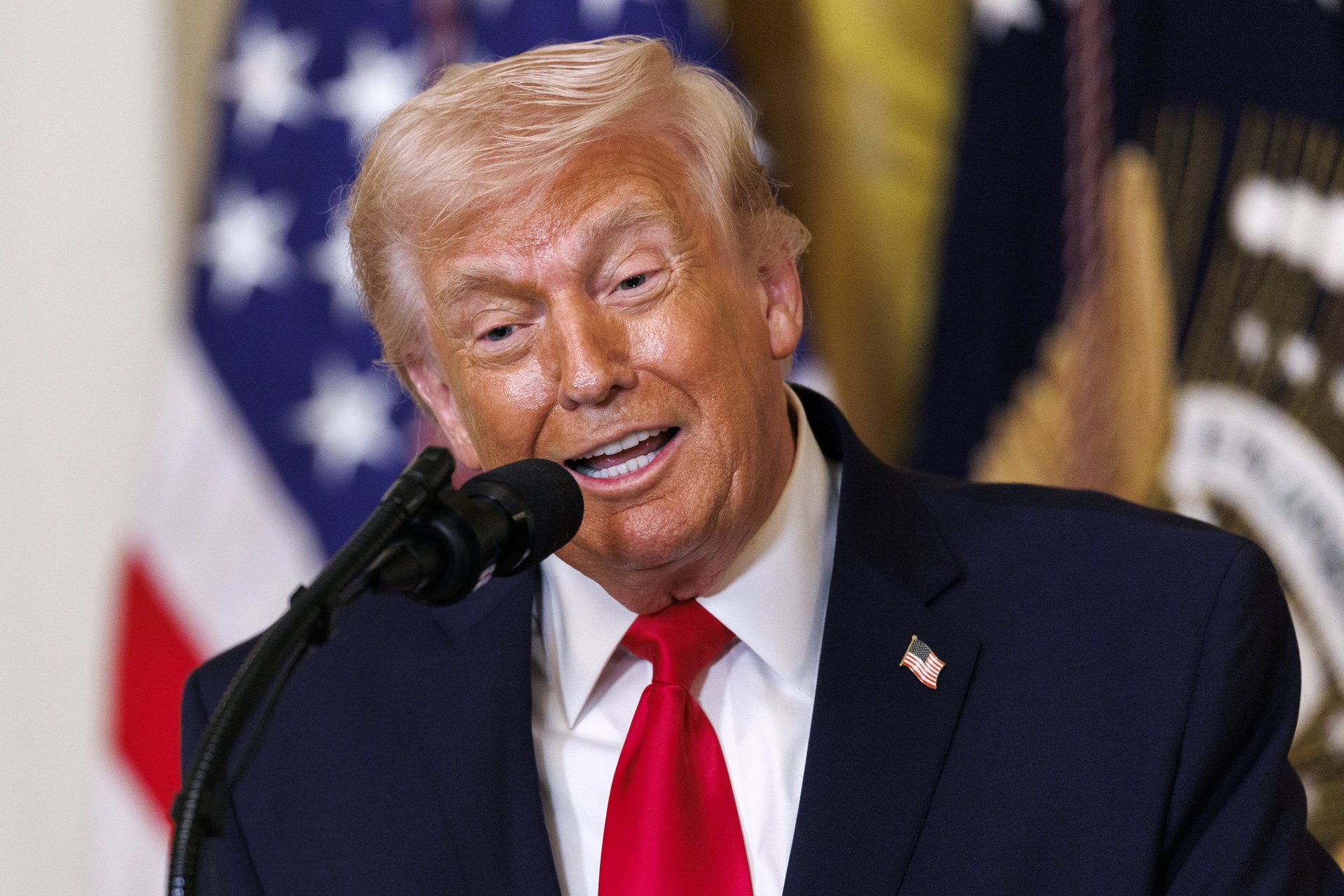 Trump minimiza importancia del Nobel de la Paz en medio del conflicto con Irán