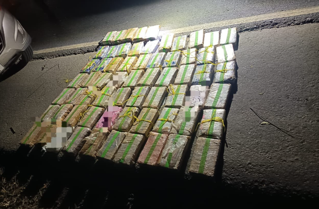 Autoridades decomisan 65 paquetes de cocaína y armas en operativo en Morales, Izabal