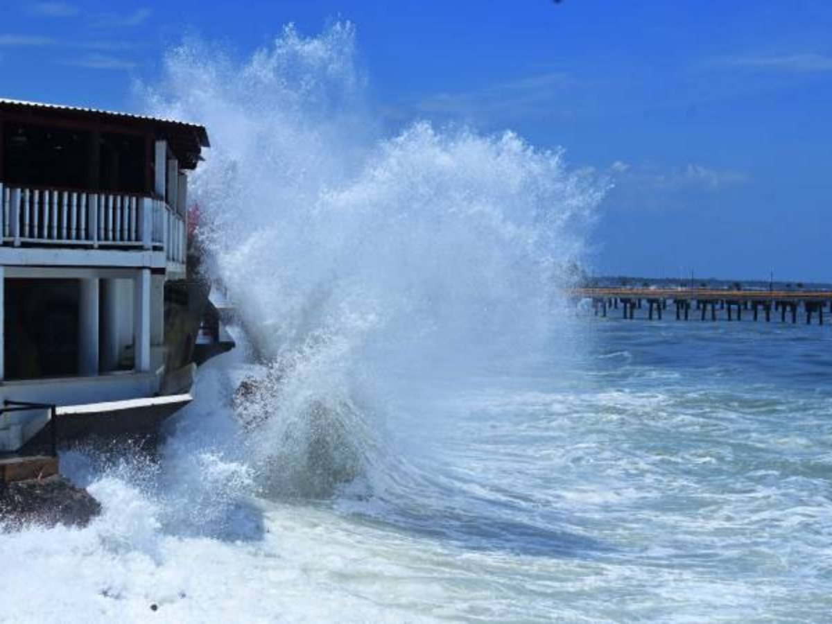 Autoridades alertan por aumento de oleaje rápido y alto en la costa salvadoreña este fin de semana