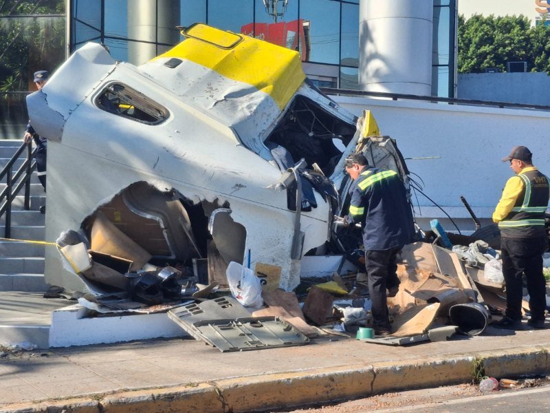 Investigan causas de fatal accidente entre rastra y pick up en bulevar Los Próceres, San Salvador