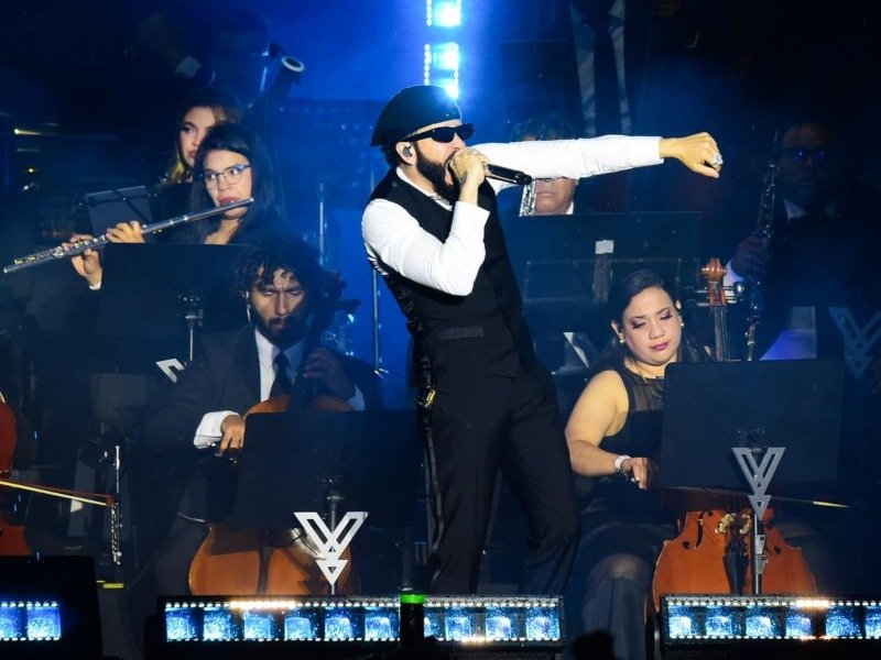 Yandel cautiva a El Salvador con su innovador espectáculo sinfónico bajo la lluvia