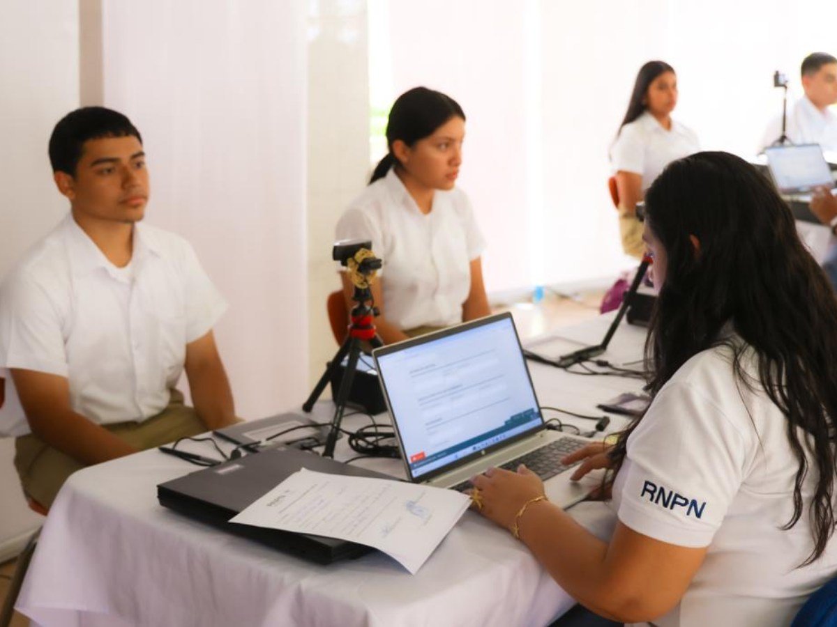 RNPN facilita trámite anticipado del DUI para jóvenes con apoyo de maestros en preenrolamiento