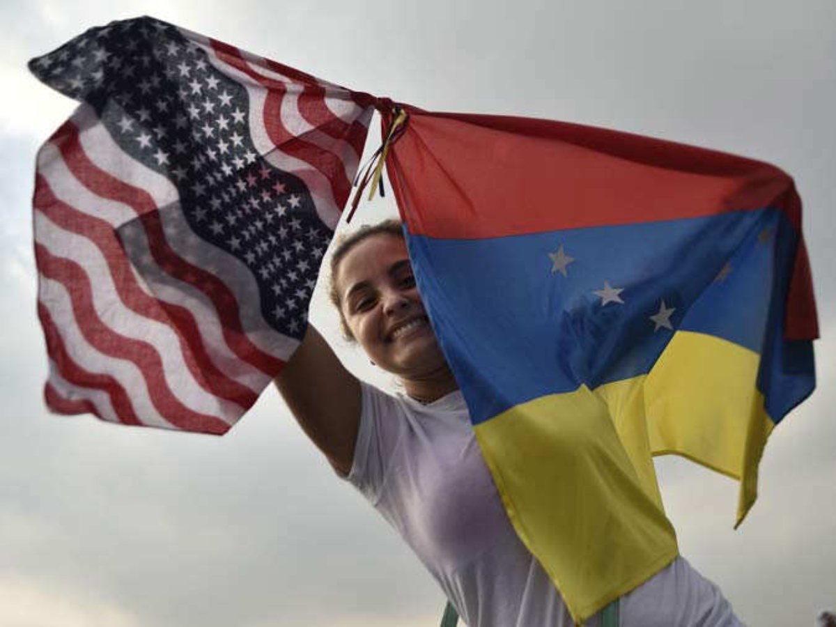 Estados Unidos restablece relaciones diplomáticas con Venezuela y iza su bandera en Caracas