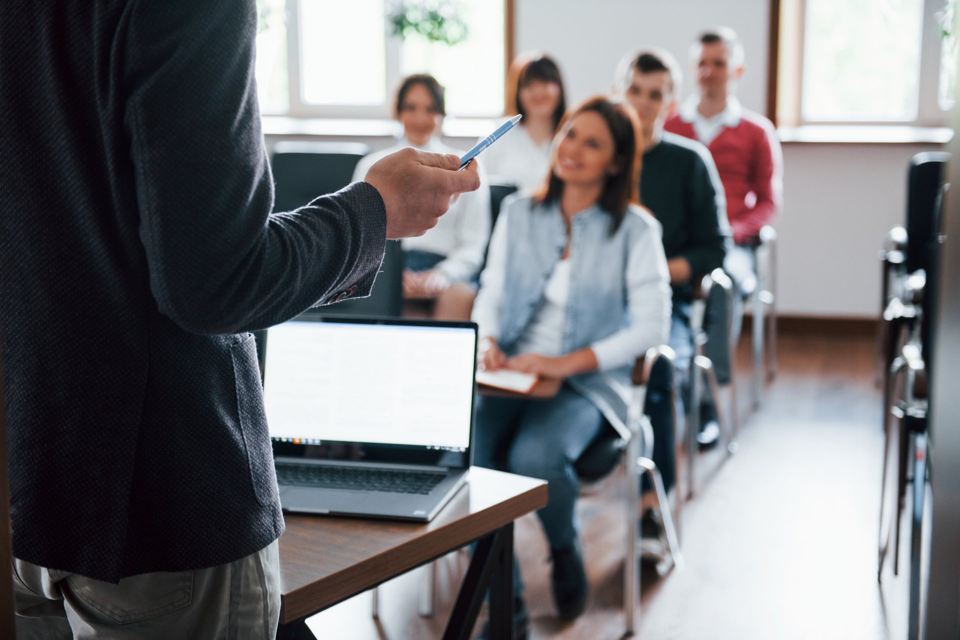 Paro del STEG limita adjudicación de becas de inglés del Mineduc en 2025 a 6,233 beneficiarios
