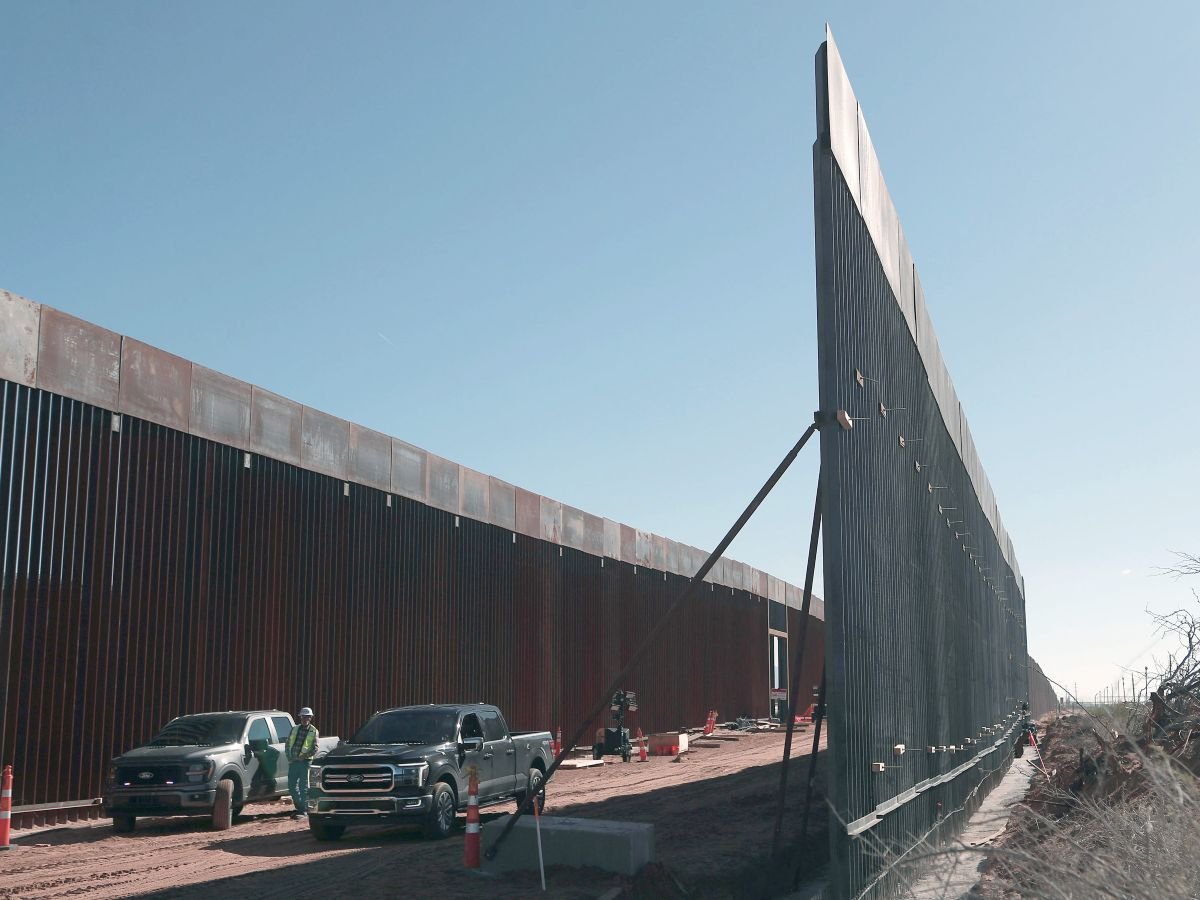 Estados Unidos construye muro negro en la frontera con México para reforzar seguridad y dificultar cruces Estados Unidos construye muro negro en la frontera con México para reforzar seguridad y dificultar cruces