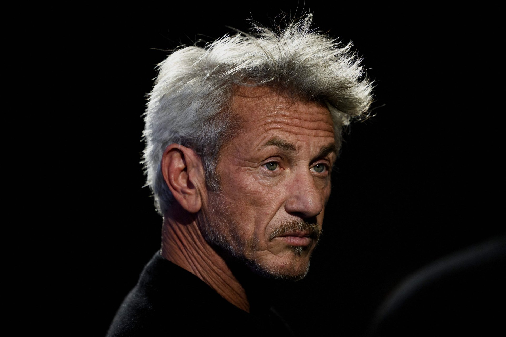 Sean Penn recibe Óscar simbólico fabricado con metal de tren dañado en Ucrania