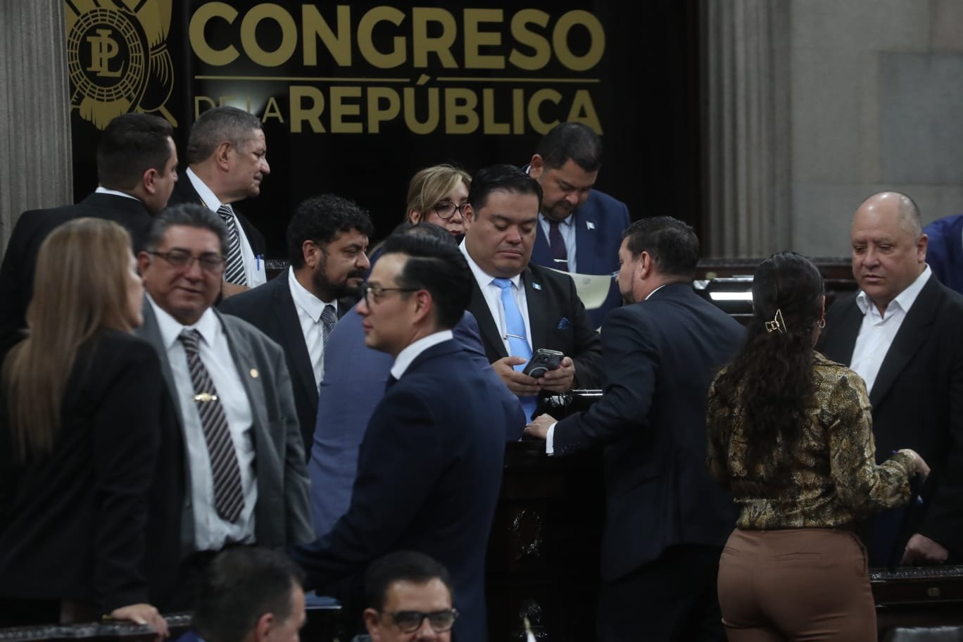 Sesion del Congreso se suspende tras abandono de diputados y se frena ley contra lavado de dinero