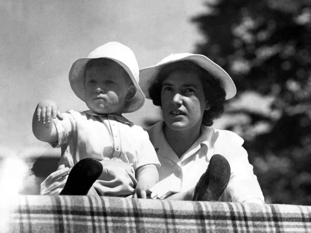 Mipsy, la niñera que marcó la vida del rey Carlos III y se convirtió en amiga de Isabel II