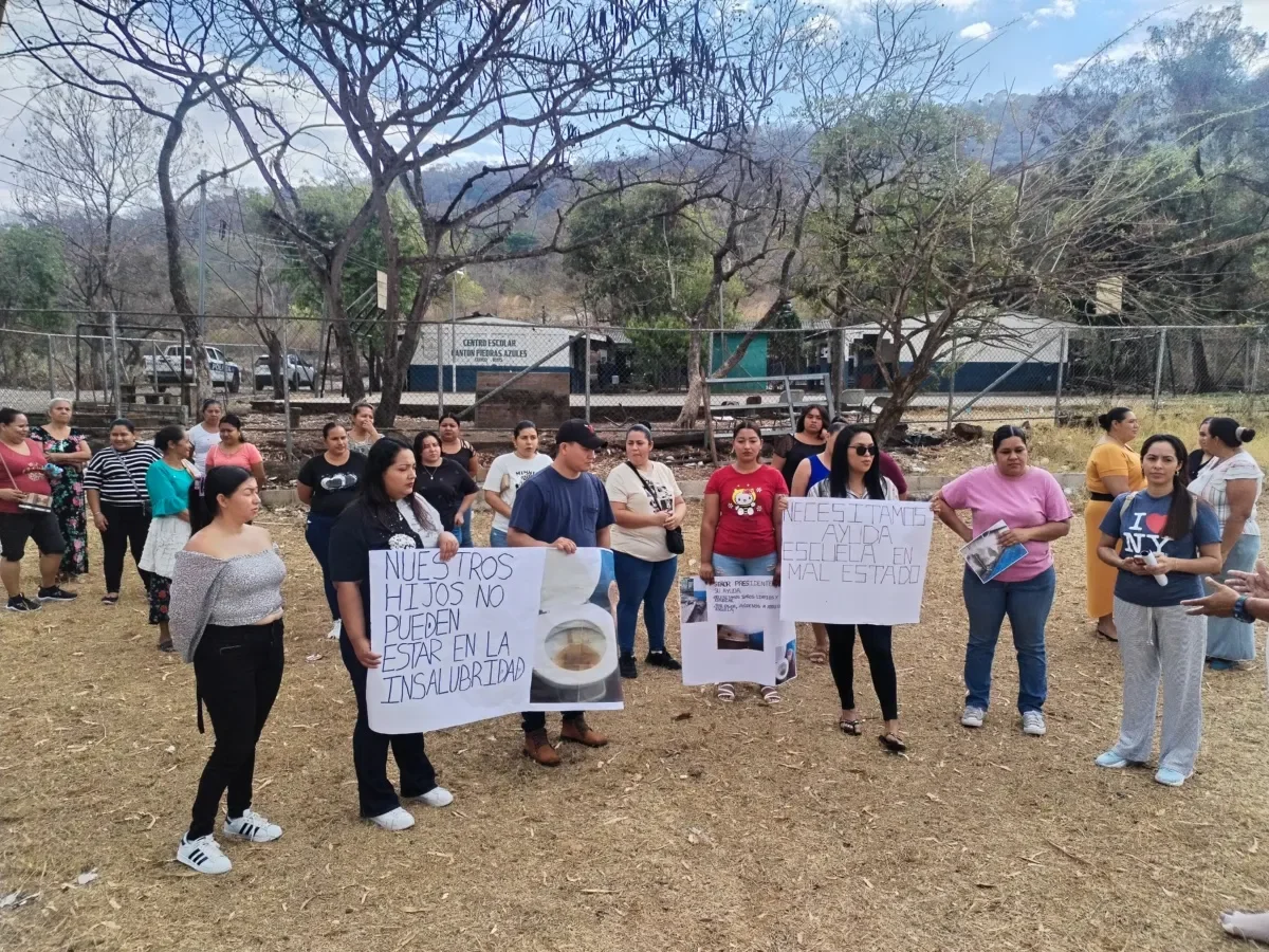 Colapso de sanitarios en escuela de Santa Ana afecta la salud y asistencia de más de 400 estudiantes