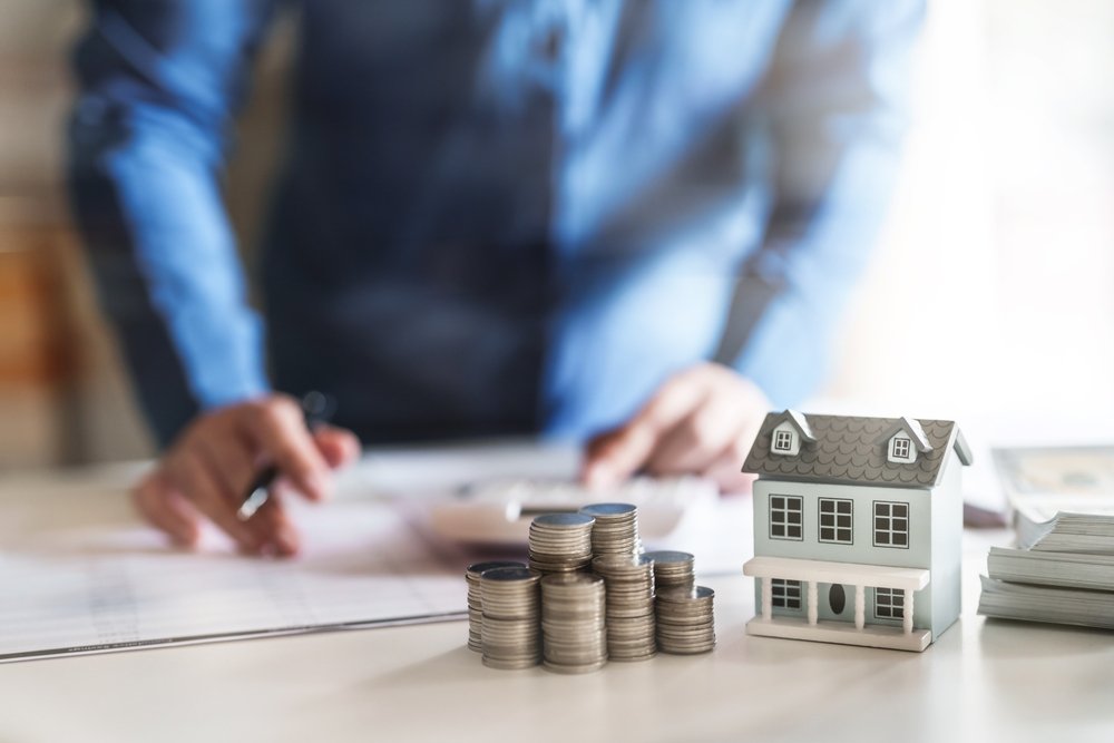 Funcionario de vivienda en EE. UU. solicita apoyo económico en su lista de boda para compra de casa