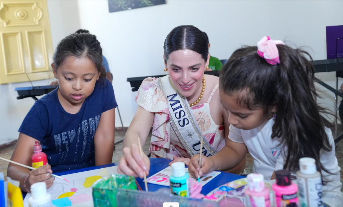 Miss Universo Fátima Bosch llega a San Tecla y comparte con jóvenes en talleres de arte