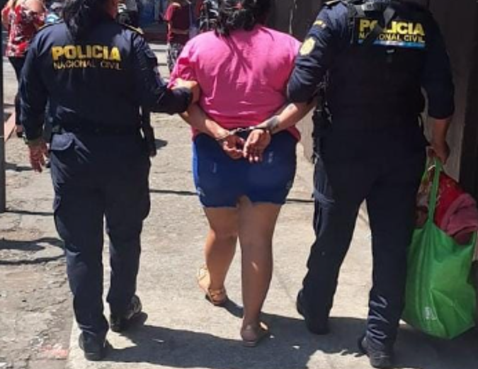 Incautan router y panel solar a mujer que intentó ingresar ilícitos a cárcel en Escuintla