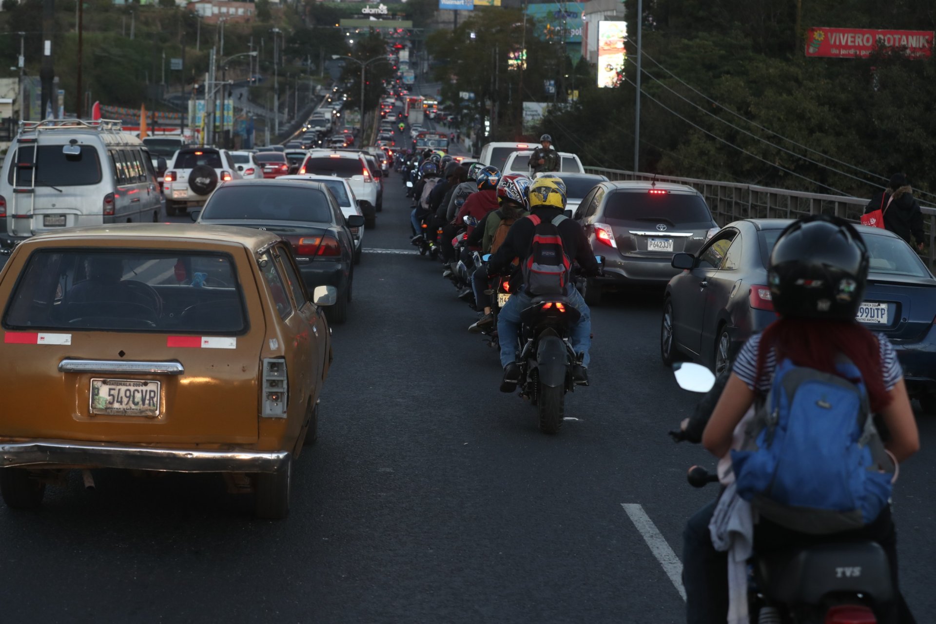 Dependencia de gasolina en Guatemala afecta economía familiar y recaudación estatal