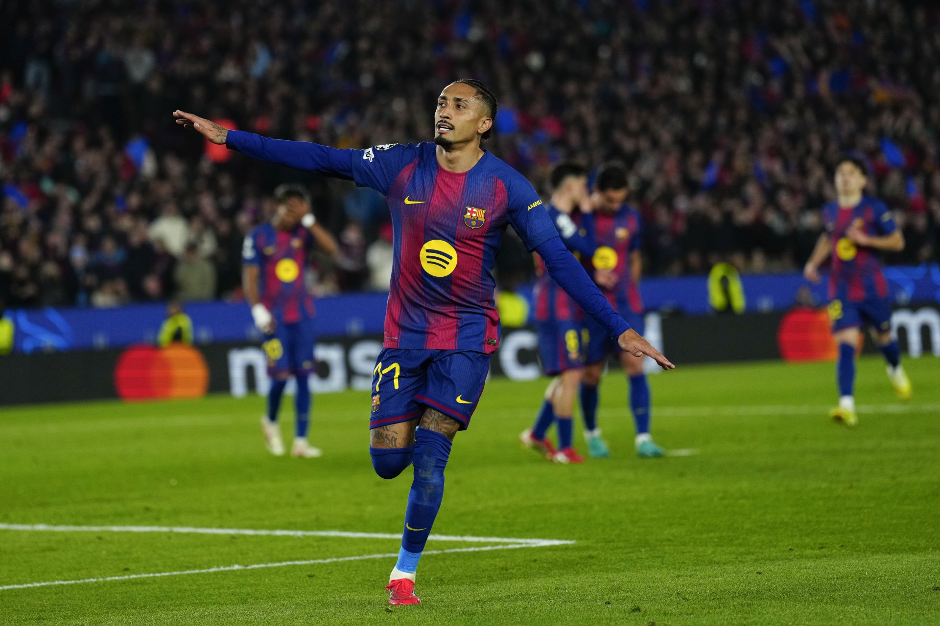 Raphinha brilla con dos goles y dos asistencias en la victoria histórica del Barcelona sobre Newcastle
