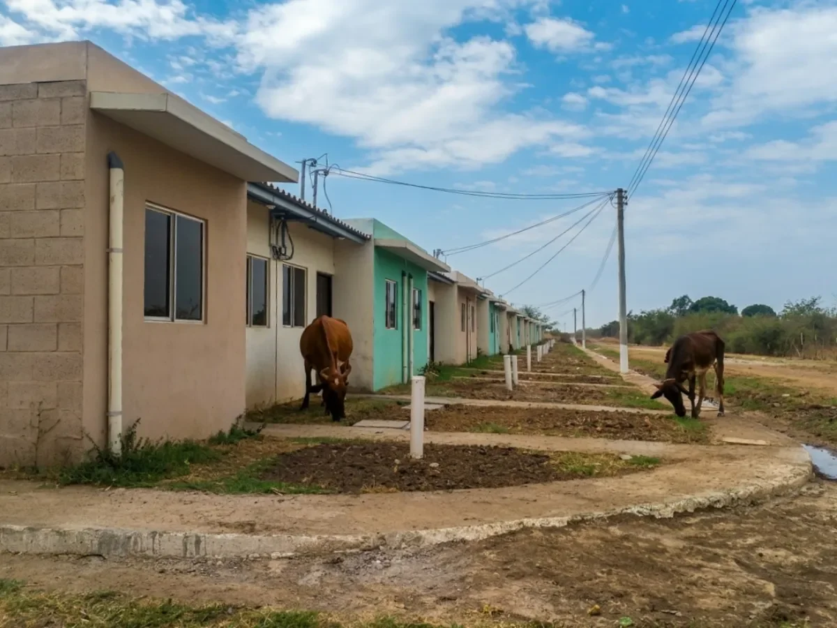 Familias en Acajutla esperan desde hace tres años la entrega de viviendas del proyecto El Milagro