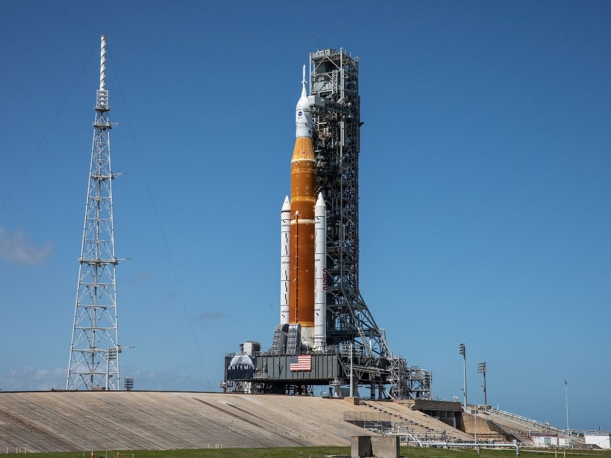 NASA avanza en la misión Artemis II con traslado del cohete hacia plataforma de lanzamiento en Florida