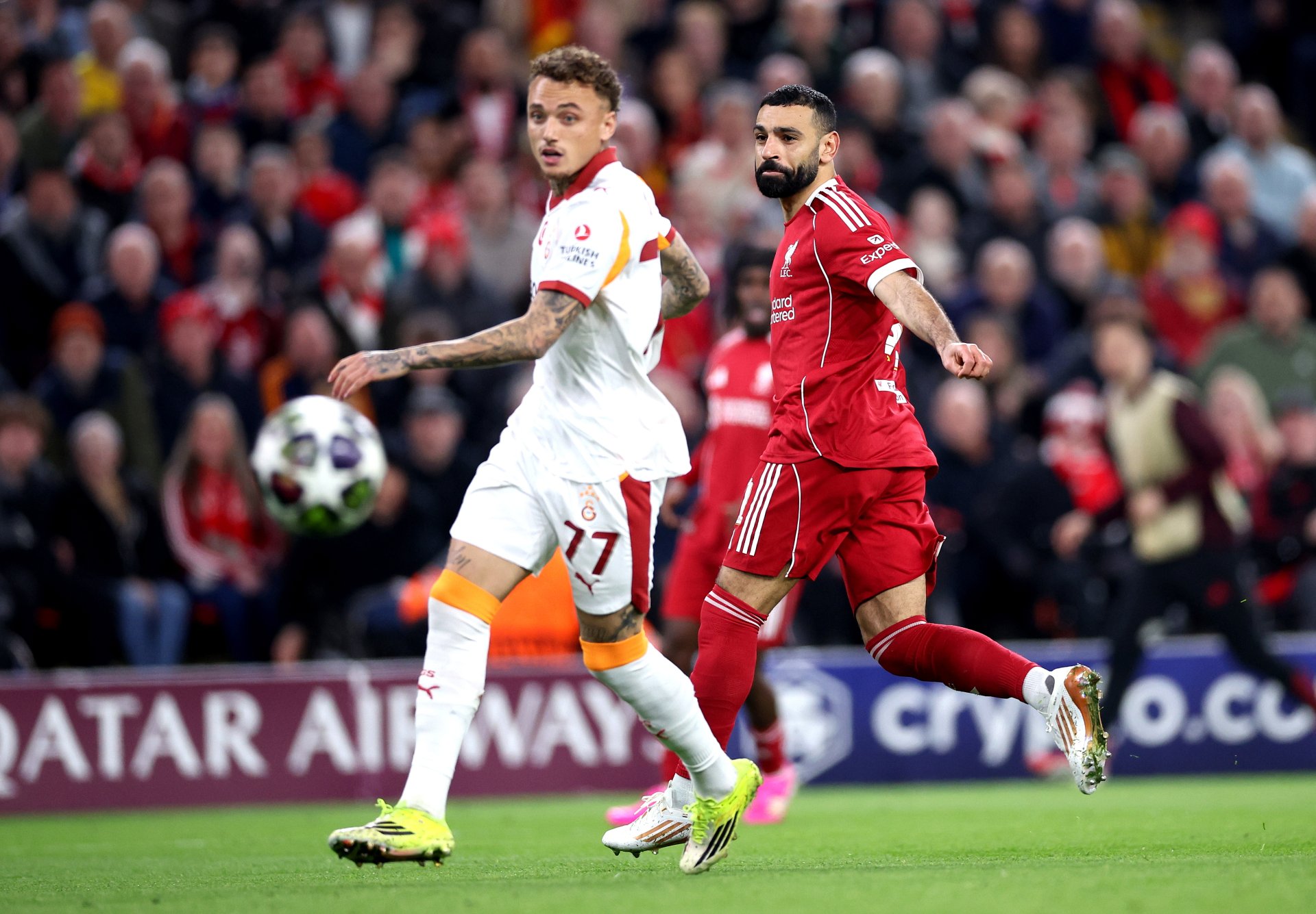 Noa Lang sufre grave lesión en Champions League y es operado tras incidente en Anfield
