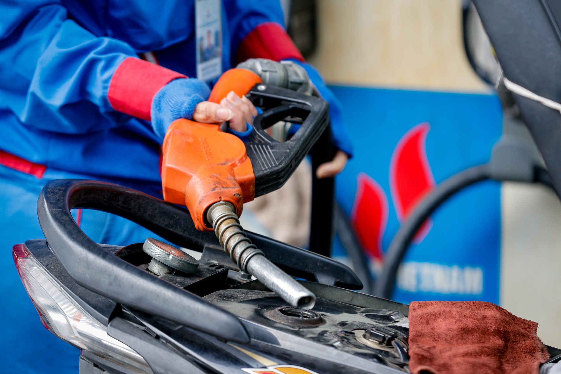 Estados Unidos suspende la Ley Jones para mitigar el alza en el precio de la gasolina