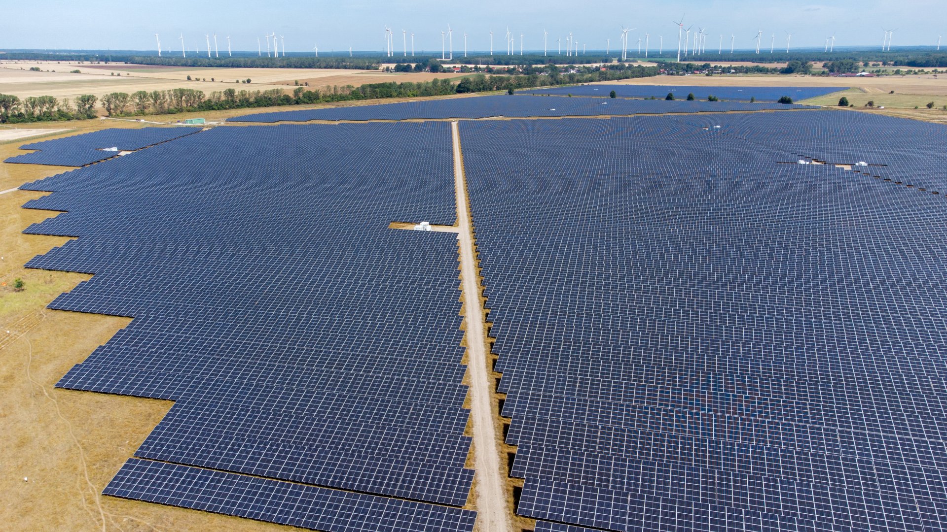 La revolución energética verde en Europa reduce el impacto de la crisis en los precios de la energía en Irán