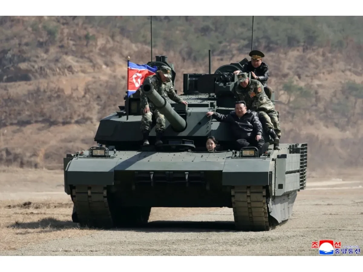 Hija del líder norcoreano conduce tanque en ejercicio militar y aviva especulaciones sobre sucesión