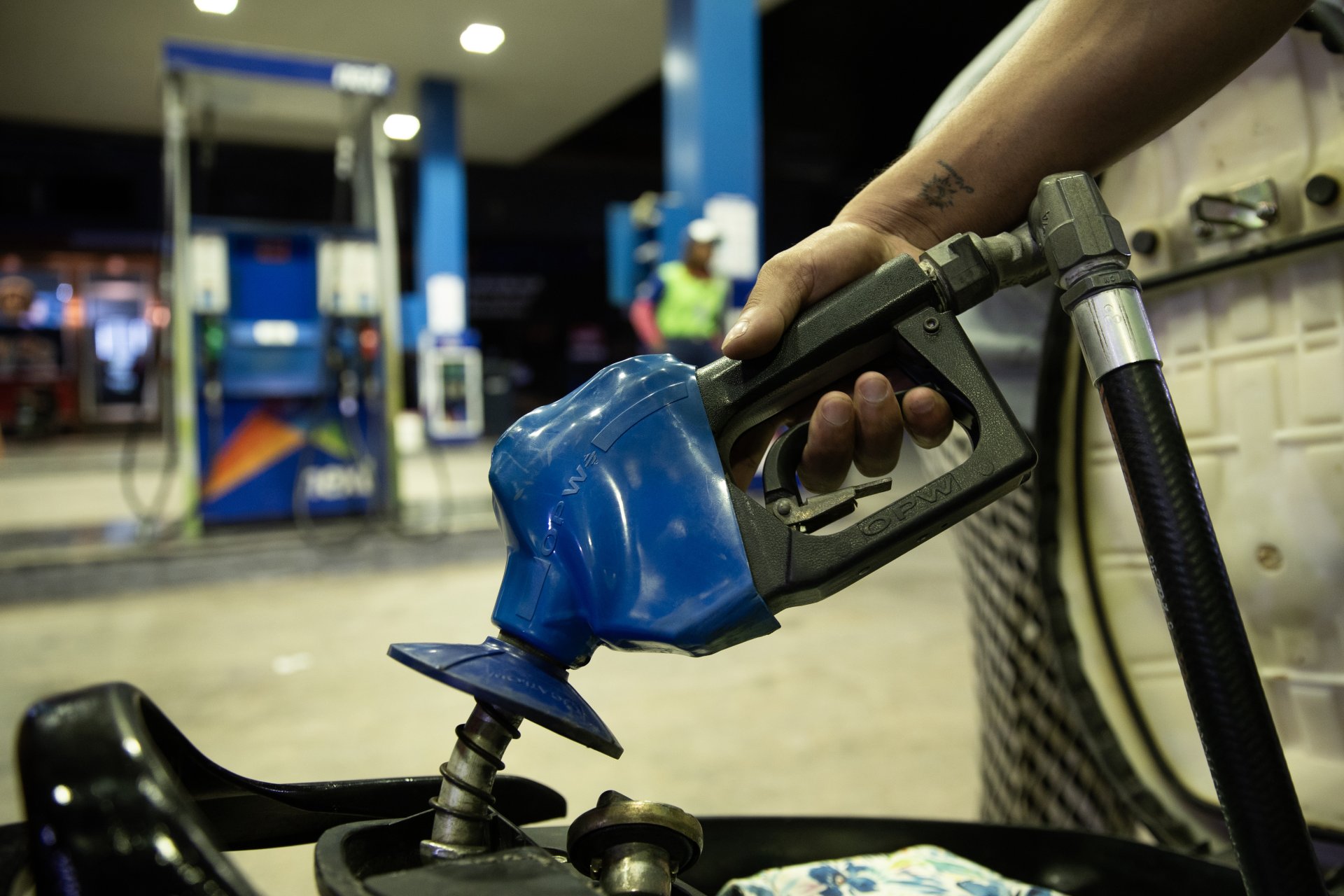 Precios de gasolina superan los US$4 por galón en Centroamérica ante crisis en Oriente Medio